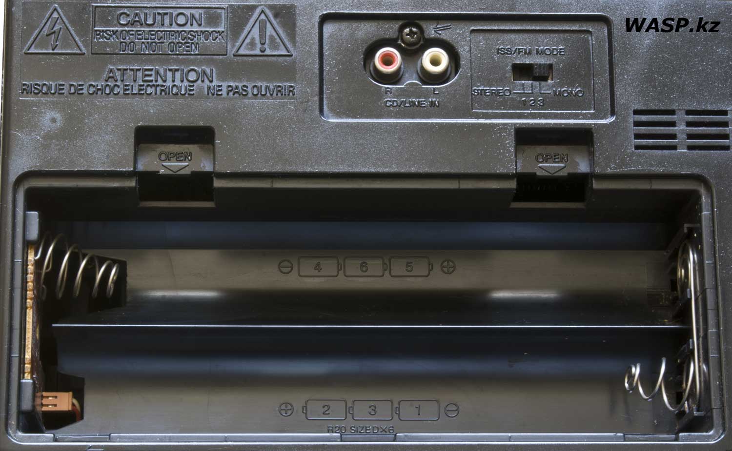 SONY CFS-W475S отсек для батареек, линейный вход SONY CFS-W475S отсек для батареек, линейный вход