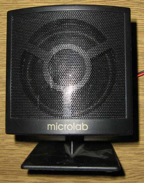 панель Microlab на небольших колонках панель Microlab на небольших колонках