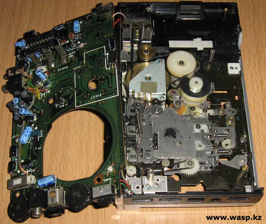ремонт диктофона Sanyo TRC 2450 снимаем плату электроники ремонт диктофона Sanyo TRC 2450 снимаем плату электроники