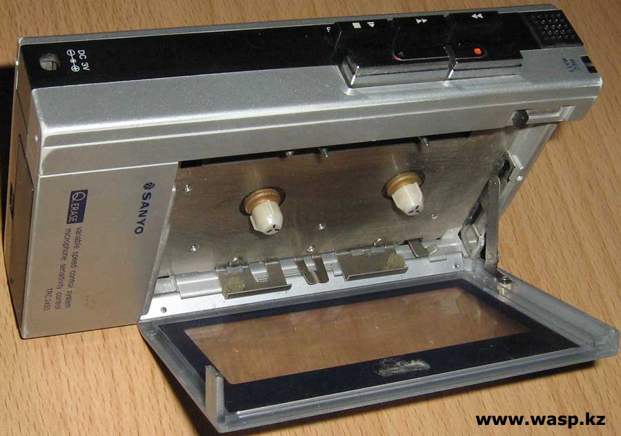 Sanyo TRC 2450 кассетный диктофон, Япония Sanyo TRC 2450 кассетный диктофон, Япония