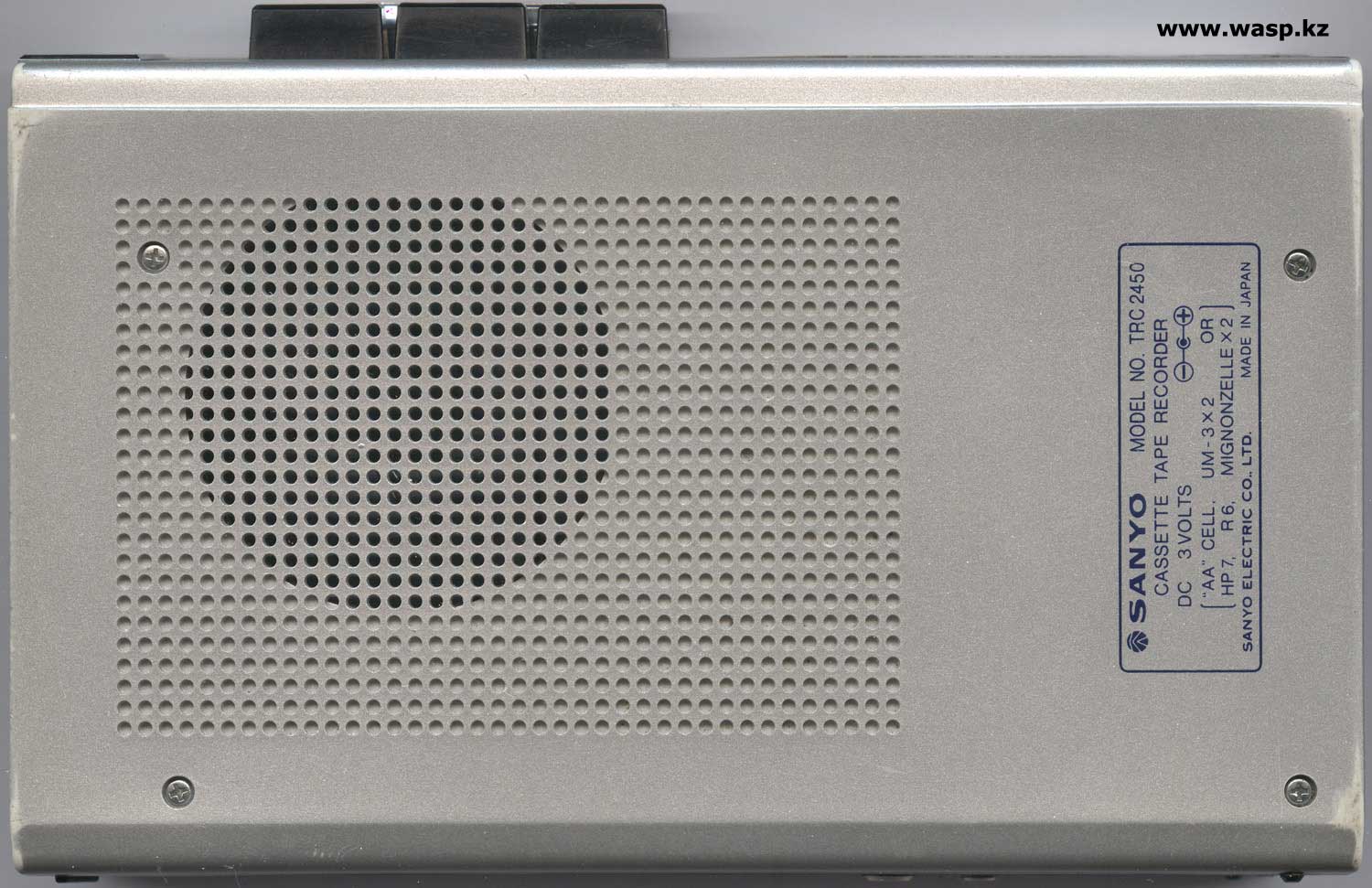 задняя сторона диктофона Sanyo TRC 2450 задняя сторона диктофона Sanyo TRC 2450