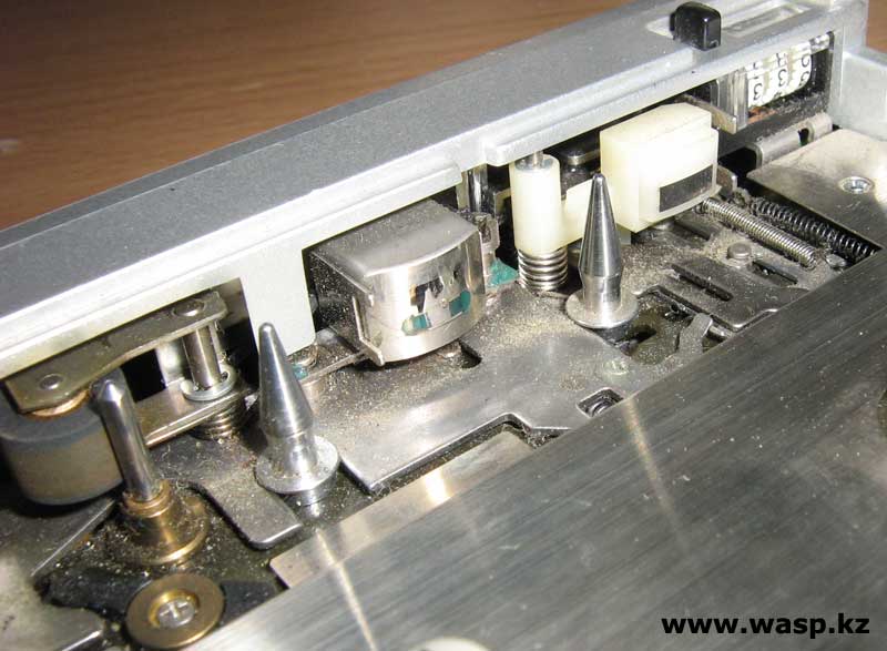 головки и прижимной ролик на диктофоне Sanyo TRC 2450 головки и прижимной ролик на диктофоне Sanyo TRC 2450