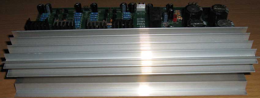 алюминиевый радиатор на усилителе мощности алюминиевый радиатор на усилителе мощности